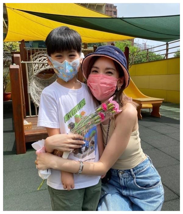 林志颖双胞胎儿子送妈妈手工礼物庆祝母亲节,陈若仪太感动笑开花休闲区蓝鸢梦想 - Www.slyday.coM 林志颖双胞胎儿子送妈妈手工礼物庆祝母亲节,陈若仪太感动笑开花休闲区蓝鸢梦想 - Www.slyday.coM