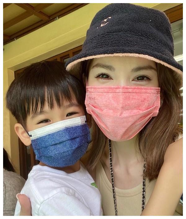 林志颖双胞胎儿子送妈妈手工礼物庆祝母亲节,陈若仪太感动笑开花休闲区蓝鸢梦想 - Www.slyday.coM 林志颖双胞胎儿子送妈妈手工礼物庆祝母亲节,陈若仪太感动笑开花休闲区蓝鸢梦想 - Www.slyday.coM