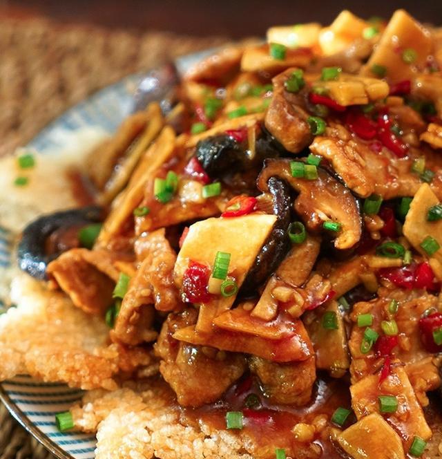 小时候吃饭,最喜欢锅底的那一层锅巴,锅巴肉片做法菜和饭都有了