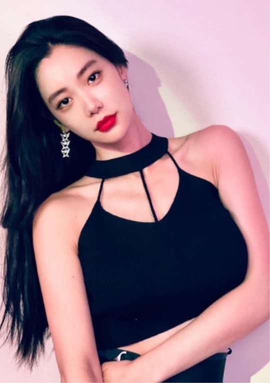 韩国女艺人clara社交网络晒照 红唇美艳优雅