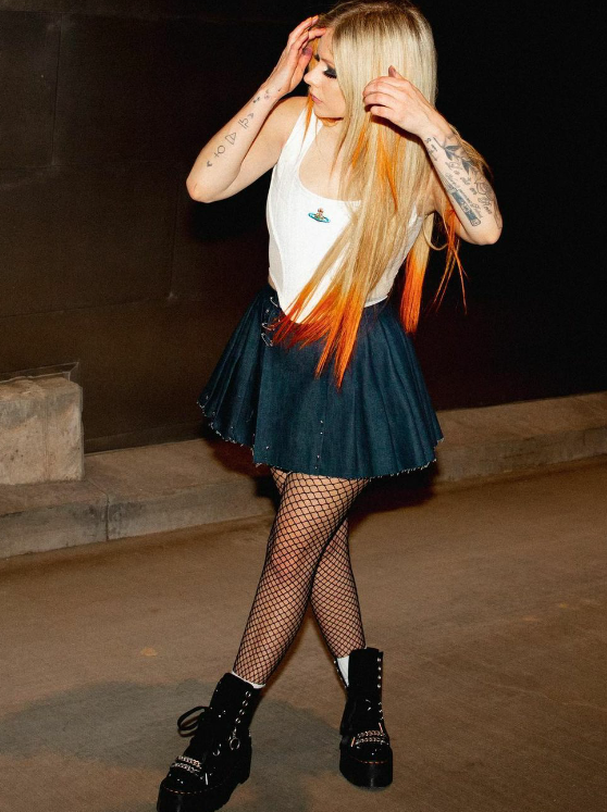 艾薇儿,穿黑色网袜大秀美腿!