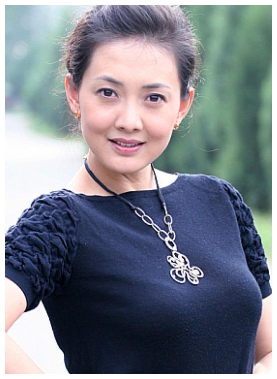 46岁牛莉满脸胶原蛋白,大长腿抢镜,被亿万丈夫宠得上天