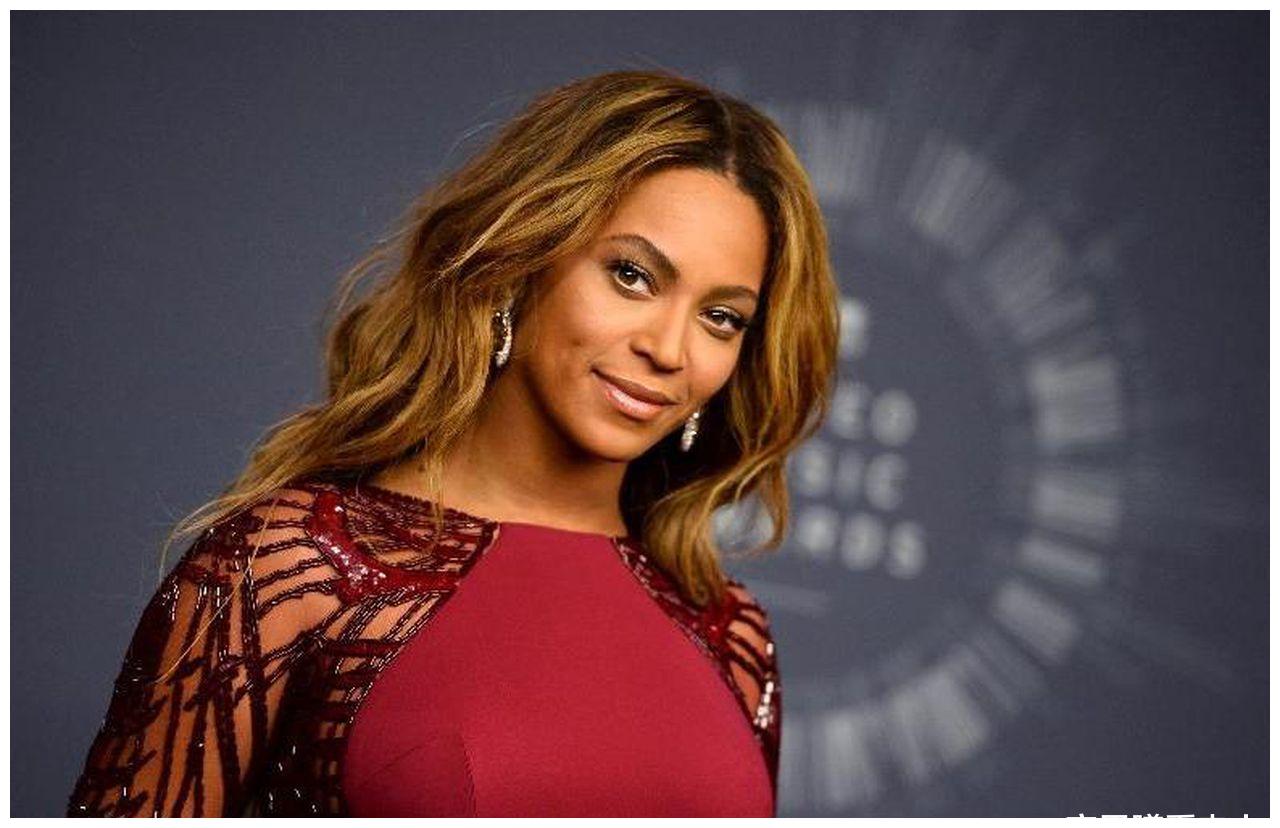 碧昂丝66岁妈妈风韵犹存对着镜头自信跳舞女儿7岁便知能红