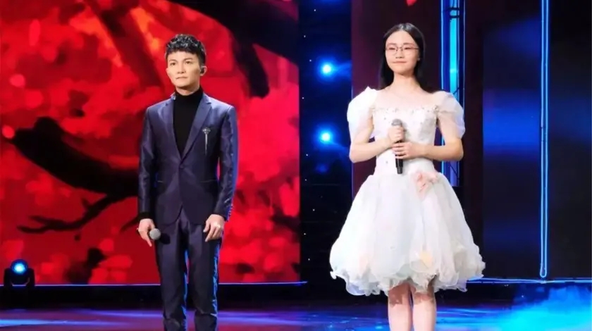周深到底有多爱她?心甘情愿成为伴唱,一开口声音里都是温柔!