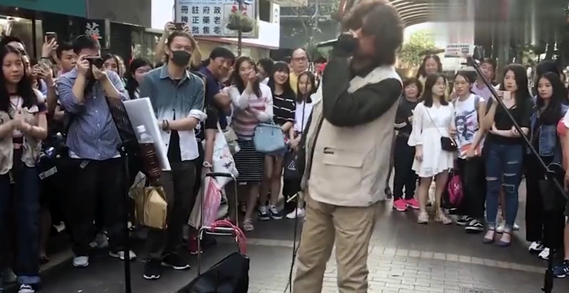 歌手乔装地铁站卖唱，一开口乘客车都不坐了，被认出后全场欢呼|经典_新浪新闻