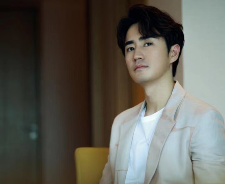 杨玏王玉雯亲密挽手回家疑似恋情曝光毛晓彤没戏了