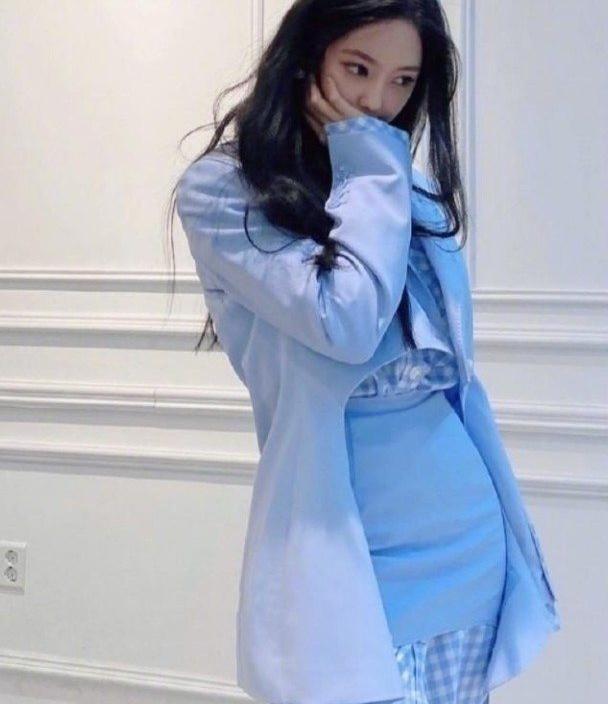 朴秀敏一身蓝色套装,清新淡雅,演绎摩登风尚|套装|蓝色|朴孝敏_新浪