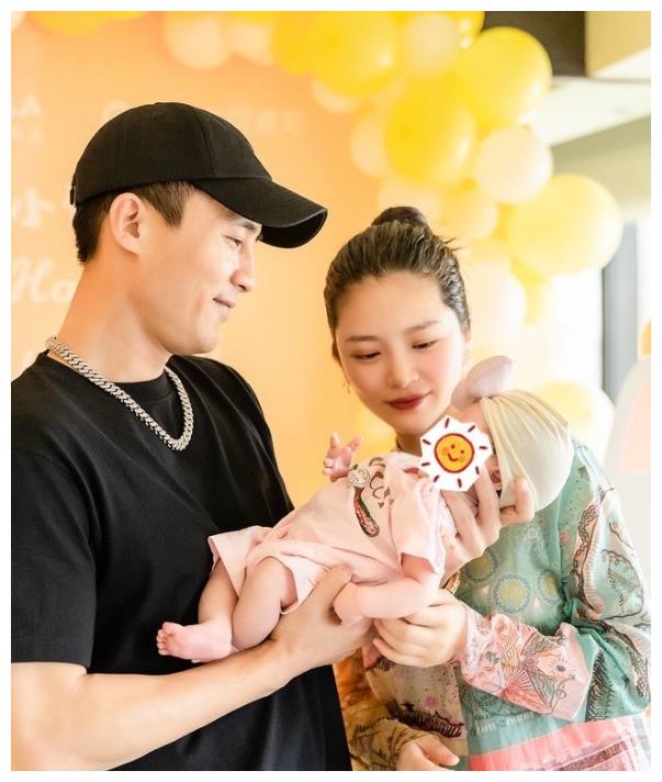 王灿晒全家福庆祝女儿满月杜淳铁汉柔情王灿幸福落泪