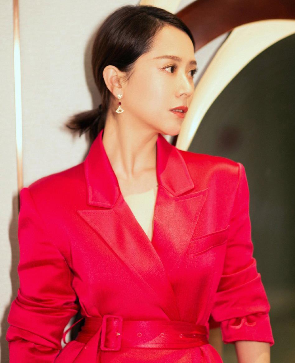 42岁海清极具干练气质玫红色西装穿出女王范女强人气场全开