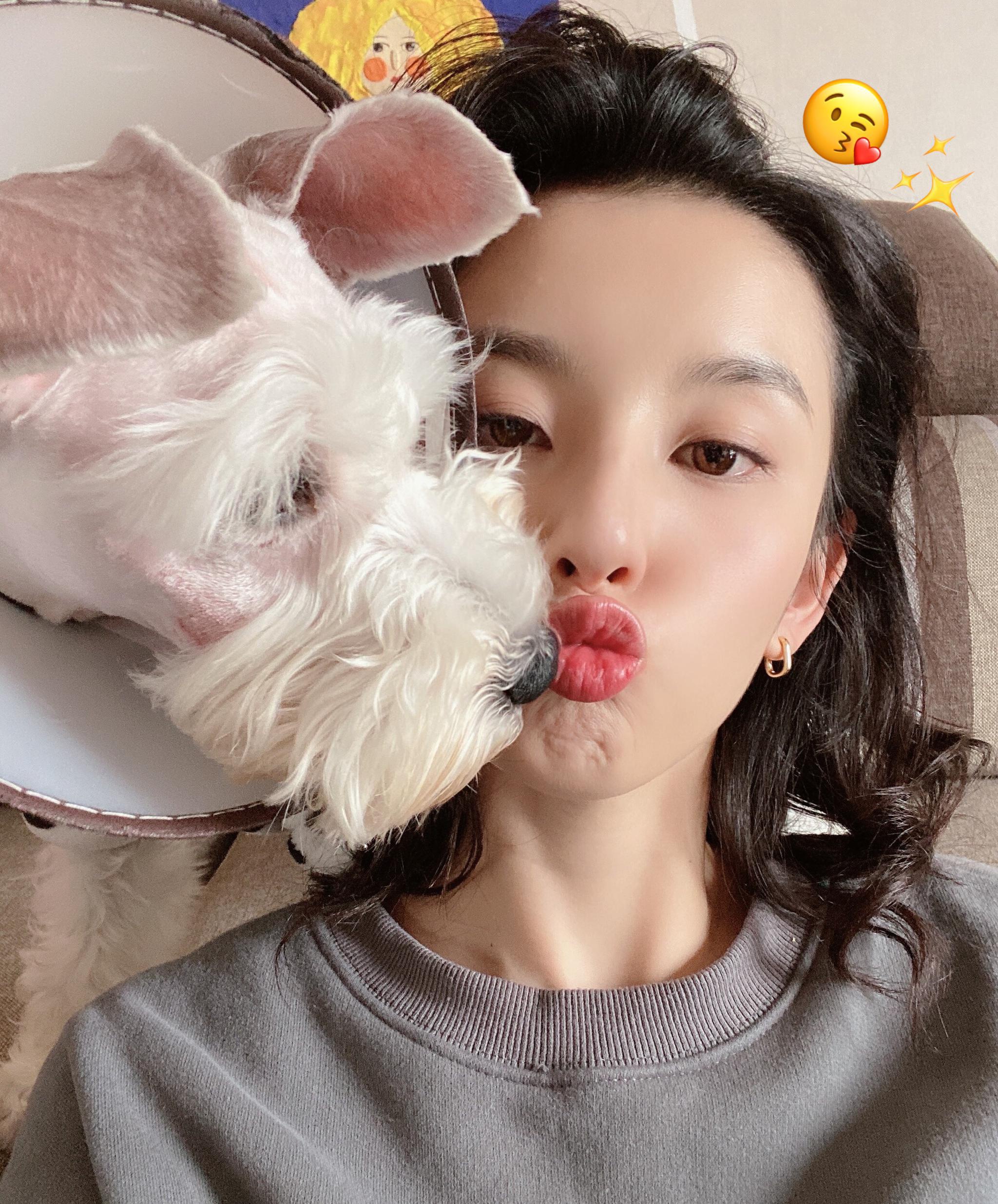 宋祖儿晒搞怪自拍 甜美可爱古灵精怪