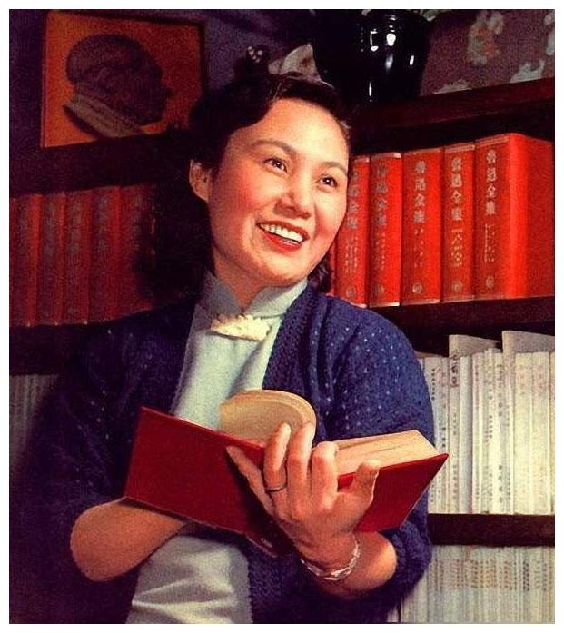 便成为了制片主任,蒋君超也曾有一段婚姻,前妻子是演员白璐,却在1947