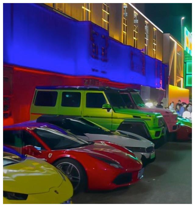李晨酒吧开业送百万香槟林峯带张馨月现身捧场门口停一排豪车