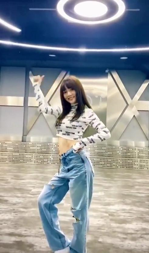 露脐上衣搭破洞牛仔裤,"嘻哈少女范"十足|李小璐|露脐|嘻哈_新浪新闻