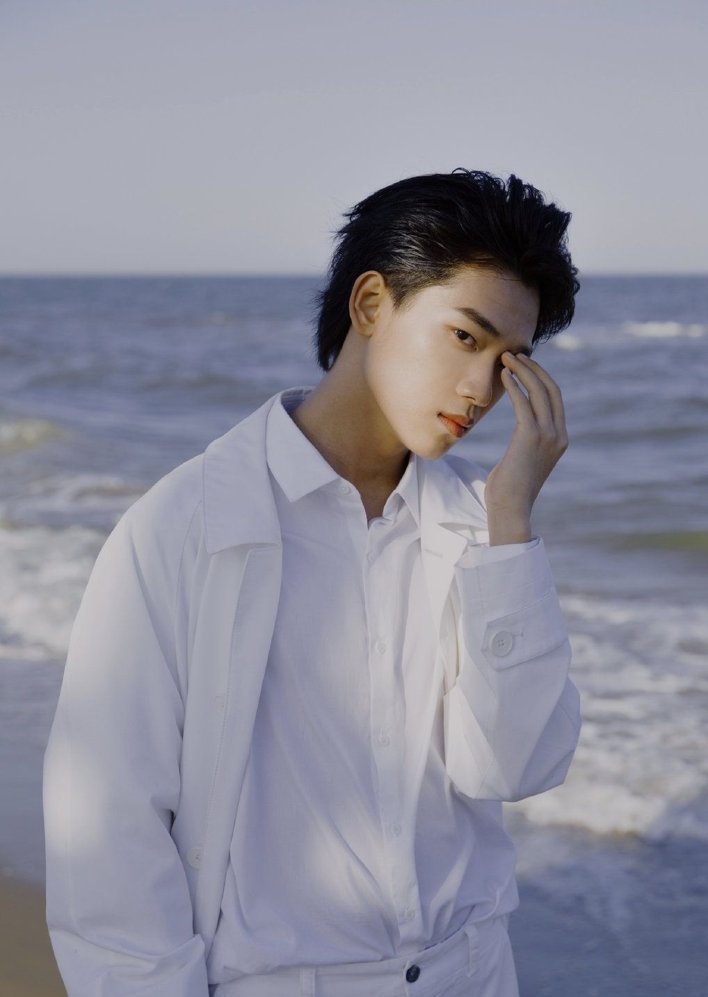 组图:90后清新阳光型男孩,一身白衣海边漫步,帅气而不失气质!