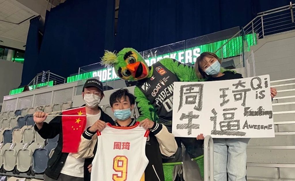 周琦在澳洲改变风格!克服在NBA打球时期的软肋,场外号召力十足