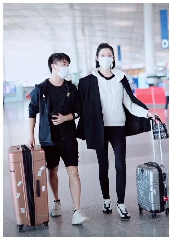 奚梦瑶何猷君现身机场,同框身高对比尴尬,全程目光无交流太生分|何