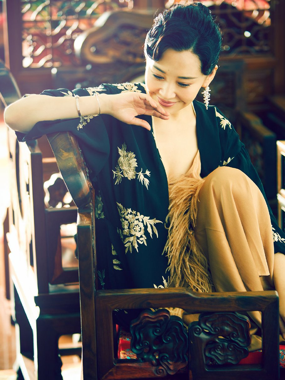 许晴光脚晒近照身穿黄色纱裙藏不住的好身材