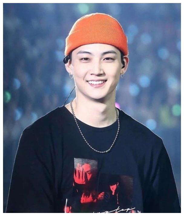 韩团got7队长jb开直播房内贴裸女照误入镜惹争议