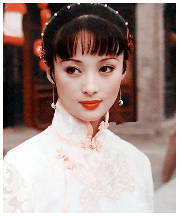 在大众视野当中,虽然也有很多已经息影了,但是年轻时的琼瑶剧女演员