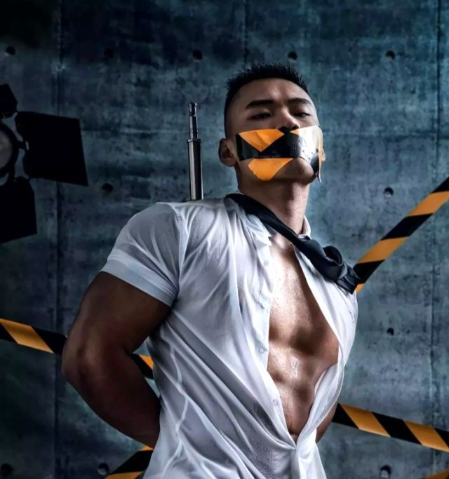 阳刚肌肉男正拍电影