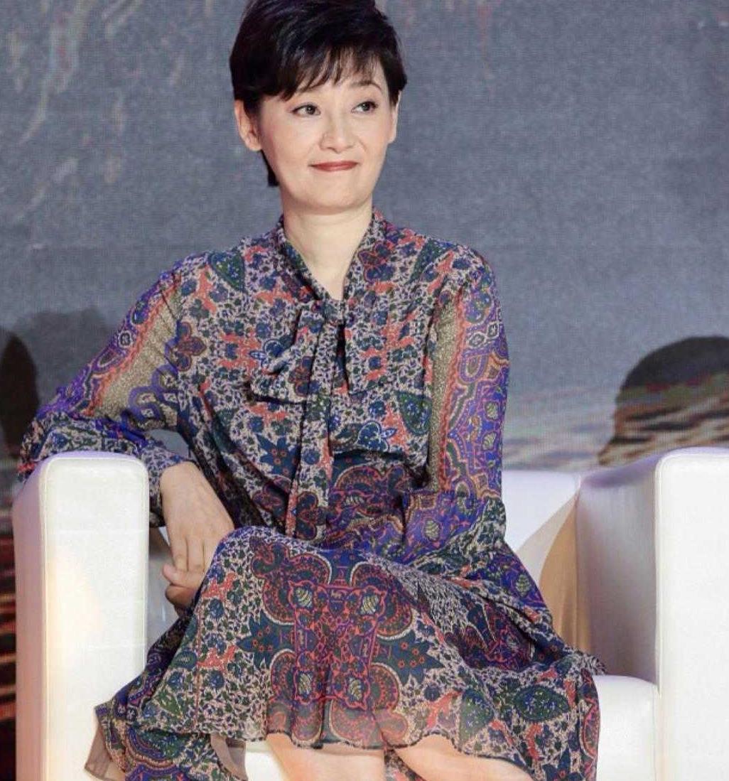 53岁徐帆魅力不减当年，碎花连衣裙配黑色外套，复古造型太优雅__财经头条