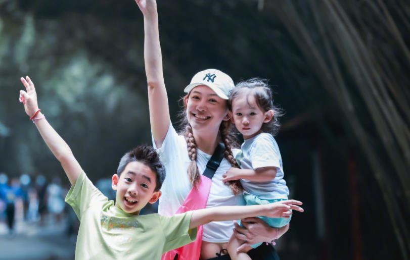 应采儿外出晒娃,小儿子的脸不再打码,引起网友热议休闲区蓝鸢梦想 - Www.slyday.coM 应采儿外出晒娃,小儿子的脸不再打码,引起网友热议休闲区蓝鸢梦想 - Www.slyday.coM