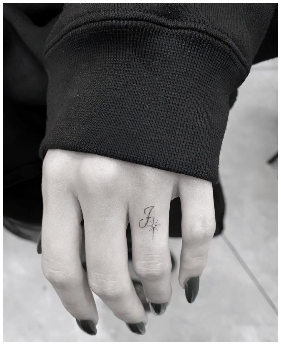 bang上拍了两下,分别在她的无名指和脖子底部有两个黑白的小纹身