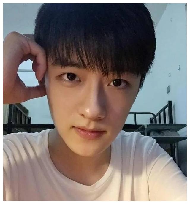 第二部《快乐星球》的主演,一直被大家称赞无比帅气的艾克饰演者牛东