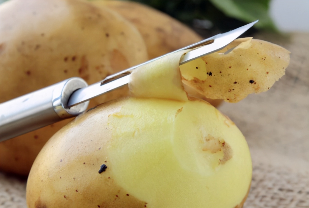 土豆轻松去皮,再也不需要用刀削了