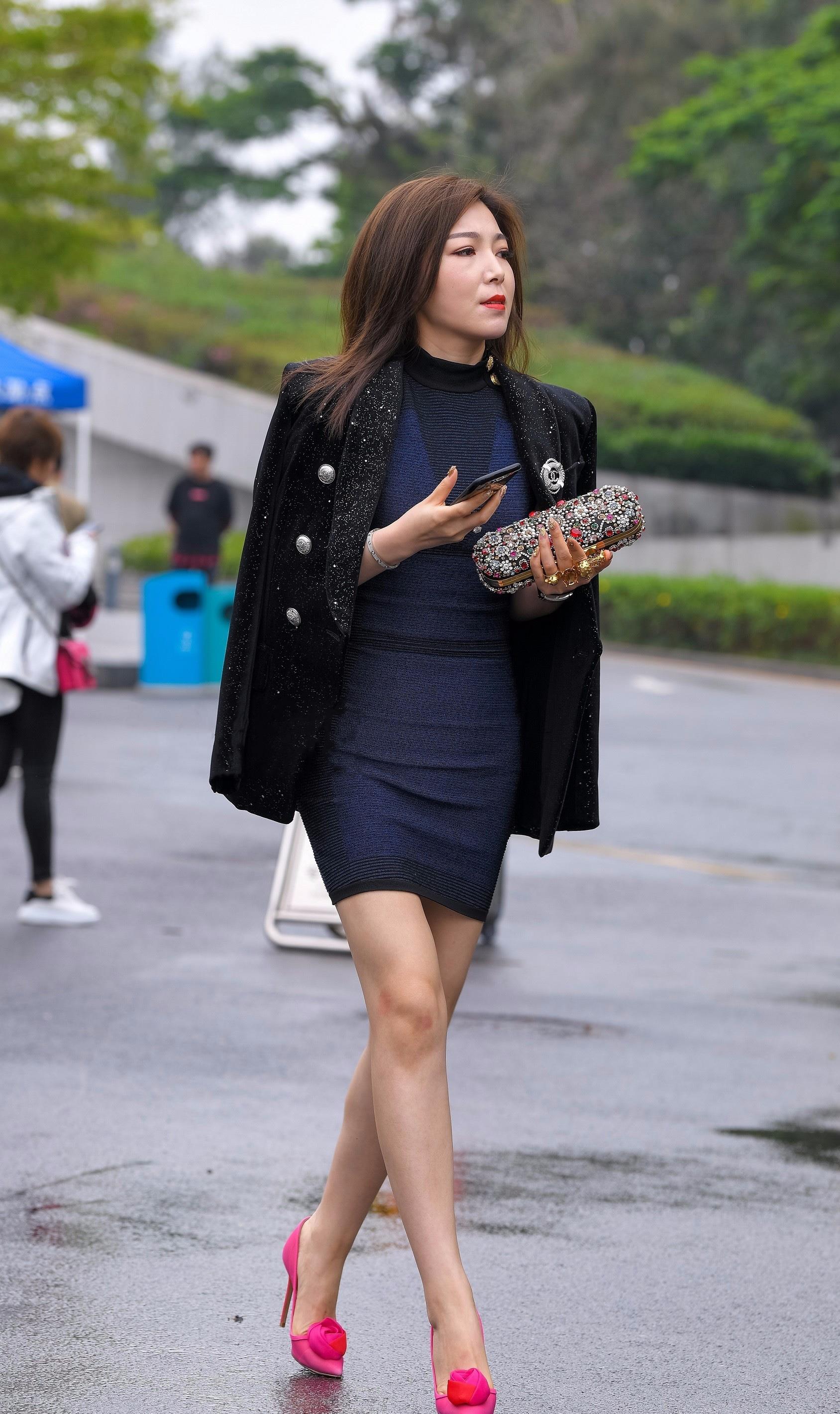 冬天穿高跟鞋,选择梦幻般氛围的玫红色,散发隐隐约约的迷人气质