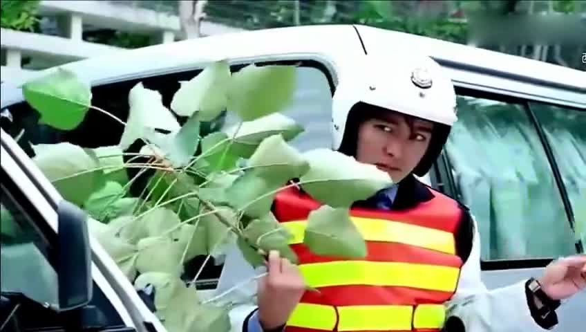 周星驰当交警,被同学嘲笑,立马开个罚单