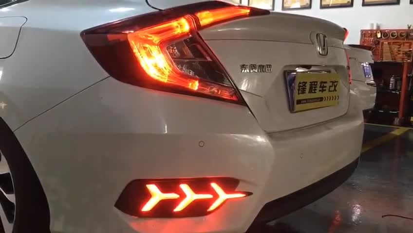 思域继升级全车碳纤维内饰后加装鱼骨流光后尾灯