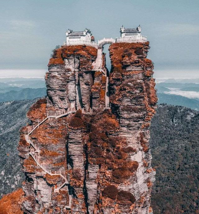 贵州梵净山金顶,横跨两座山峰的寺庙,依靠悬空两千多米石桥相连__财经
