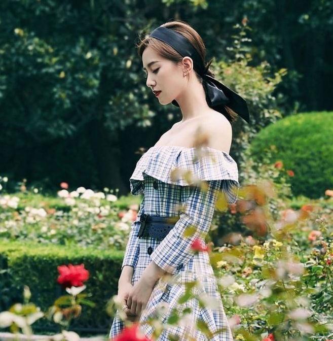 有一种"优雅"叫刘诗诗穿一字肩,秀出天鹅颈直角肩,气质绝佳