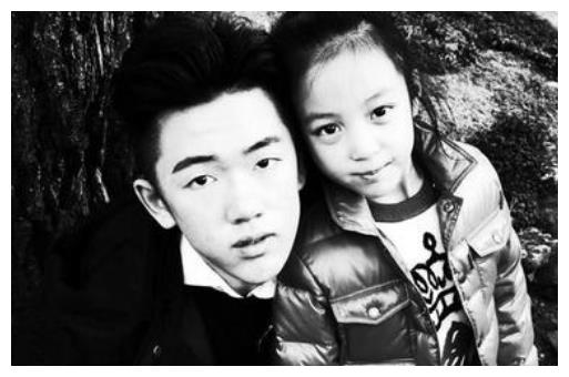 赵薇大儿子曝出和四月合照正面照第一次曝光与小四月感情很深