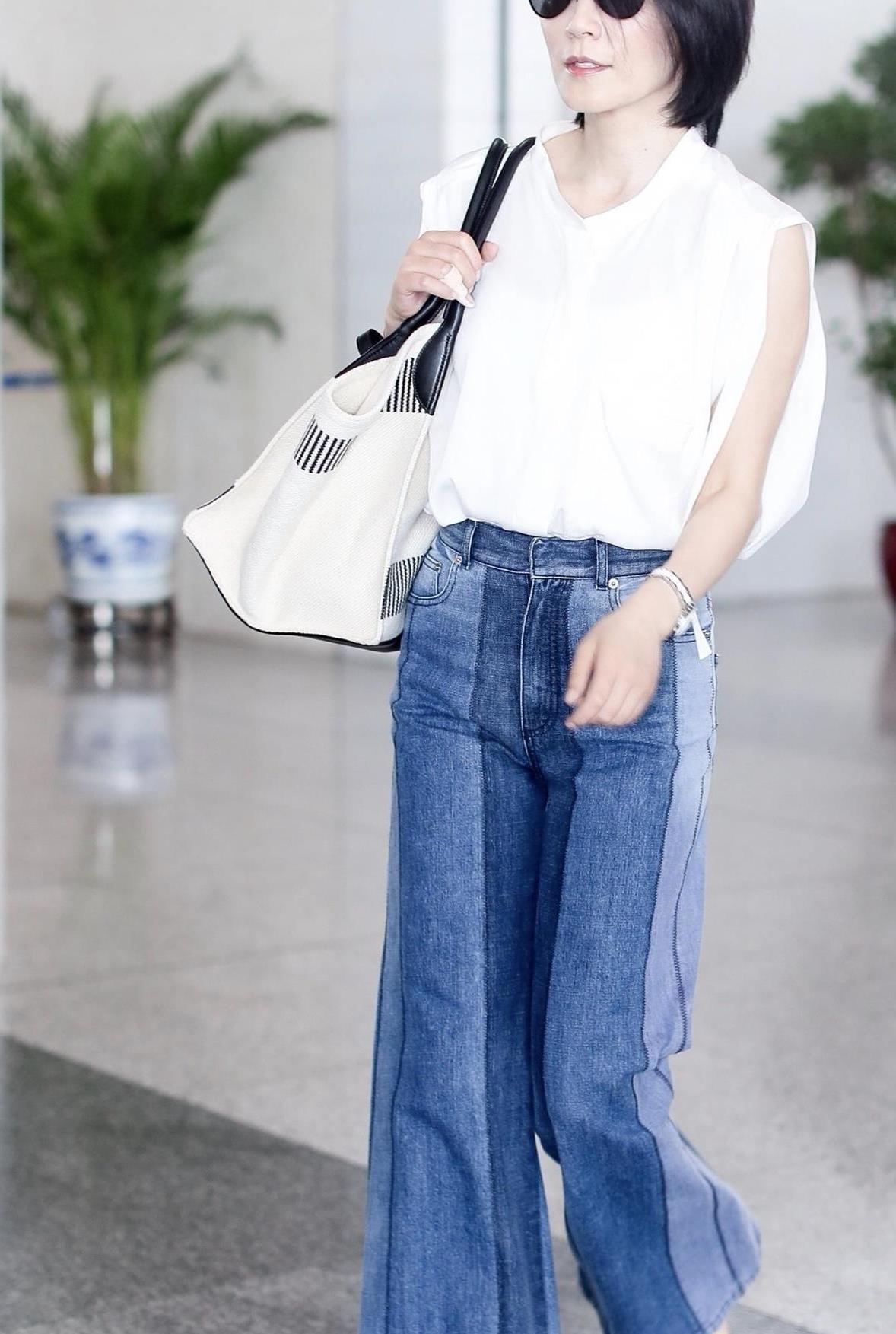 俞飞鸿真不愧是气质女神,穿白衬衫搭配牛仔裤走机场,简约大气
