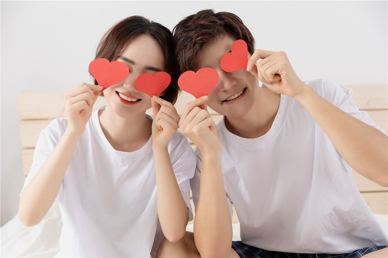 心理学：拥抱效果的心理学解释，解除压力，拥抱能让人变得幸福|多巴胺|催产素|荷尔蒙_新浪新闻