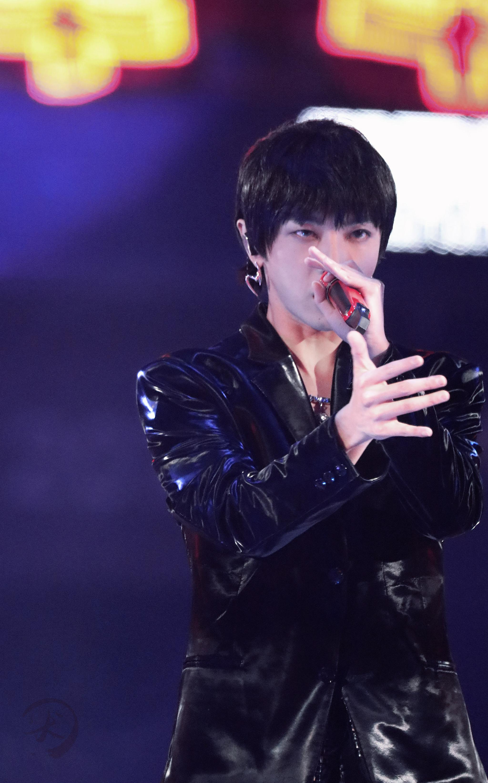 华晨宇,极致的自我管理者|华晨宇|快男|舞台_新浪新闻