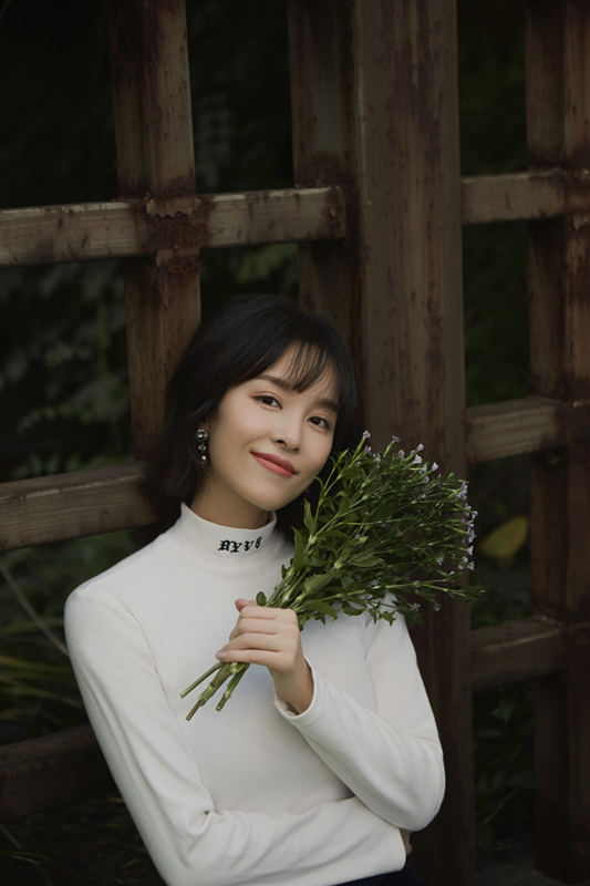 杨雪儿最新春日大片 自在随性尽显迷人气质_高清图集_新浪网