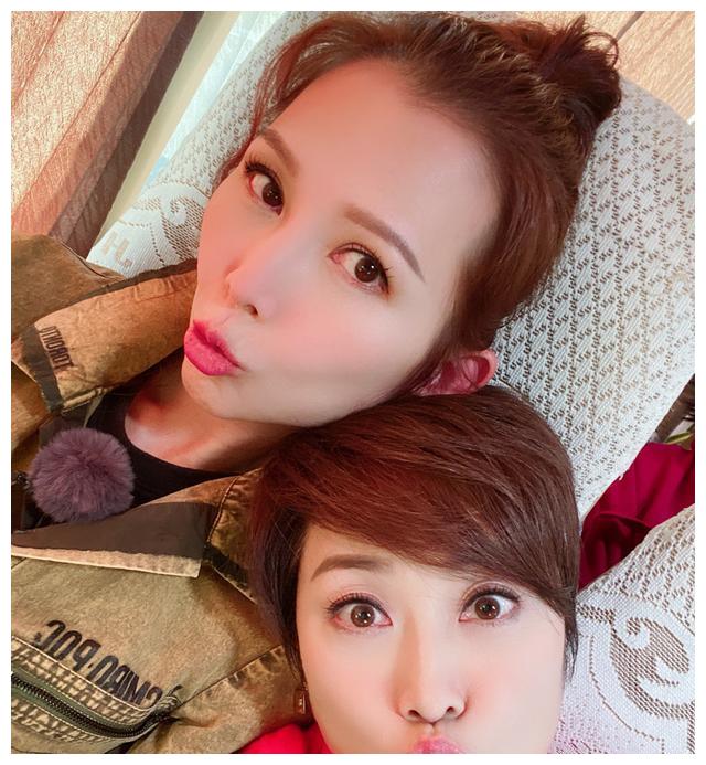 54岁陈法蓉晒与蔡少芬合照,嘟嘴卖萌似少女,网友:怎么还不结婚