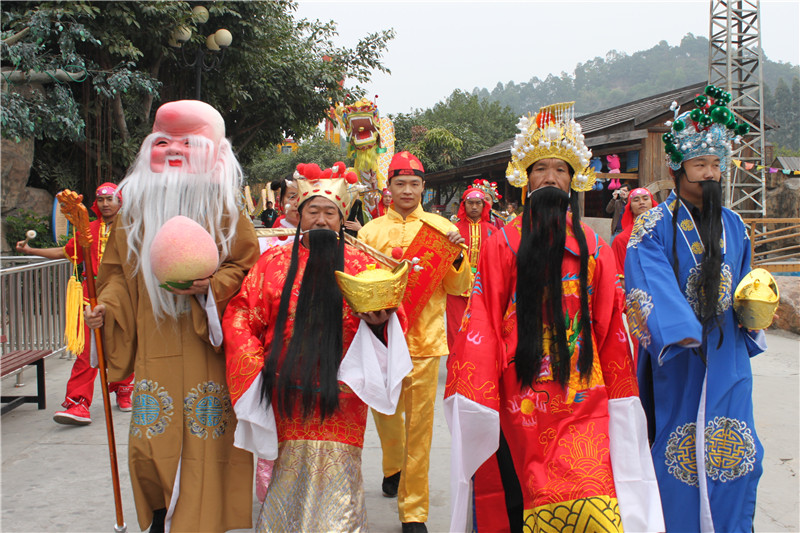 肇慶寶錠山推出抱金元寶模型活動,大力士可以直接抱回家