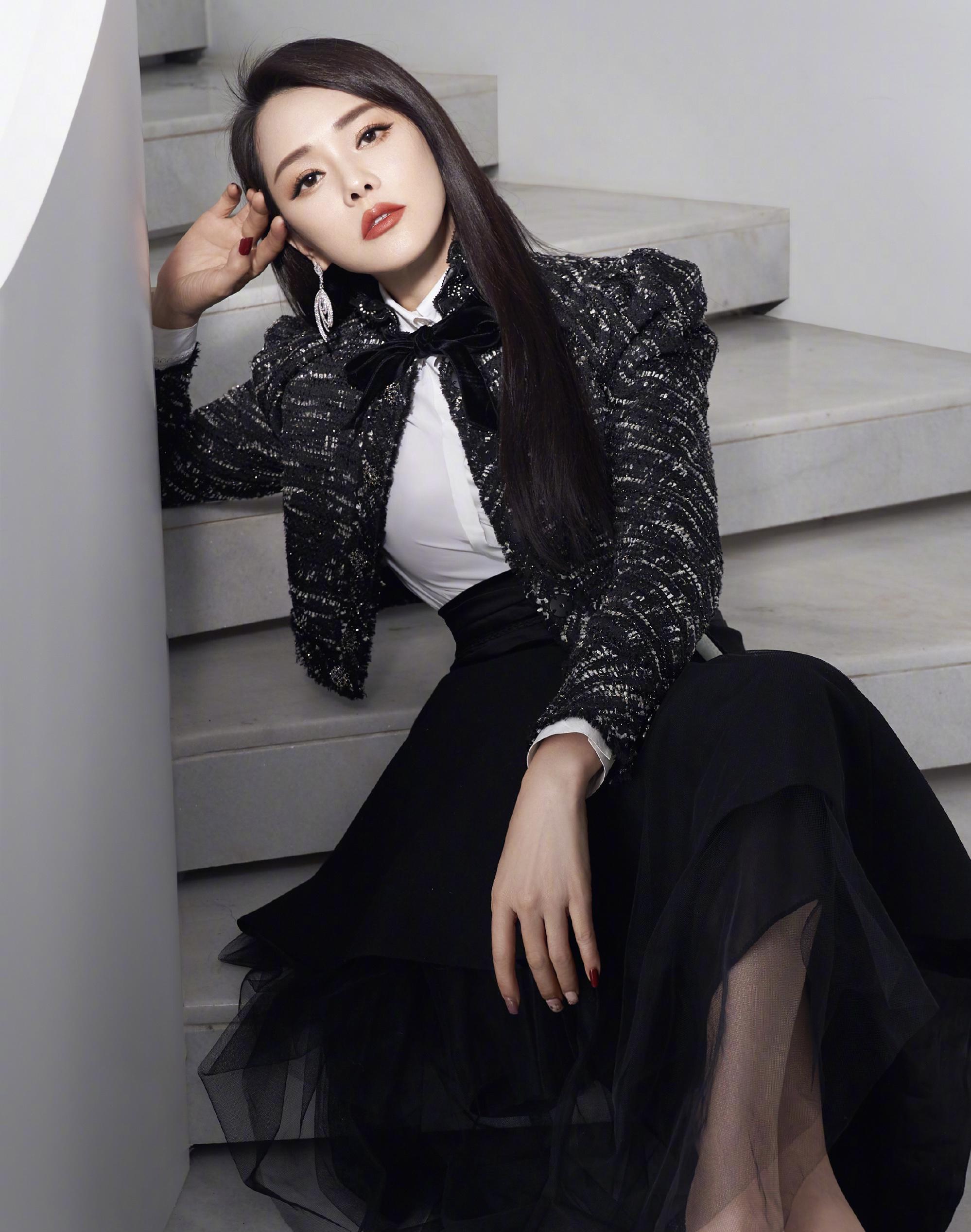 伊能静晒新豪宅,喊秦昊回家,灰色西装风连衣裙亮相机场