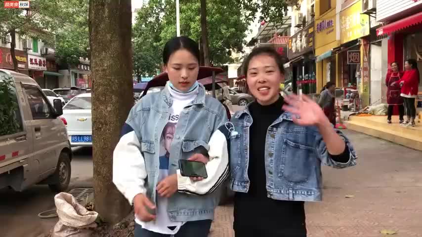 秋妹前摄影师首次出镜,请姐姐和秋妹吃小龙虾,一次吃8斤,过瘾