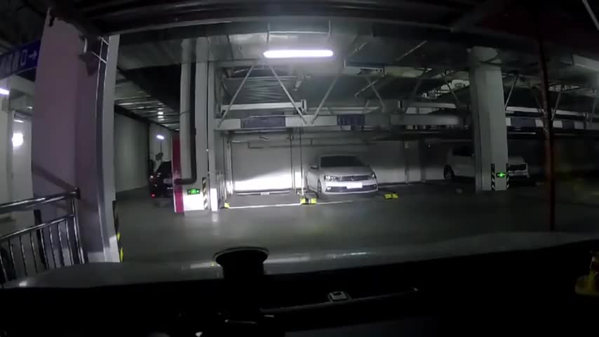 女司机太不容易了一大早就在车库揽一个全责监控拍下全程