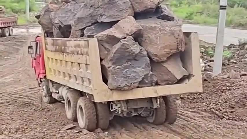 满载巨石的大货车过烂泥地,佩服的还是装车的挖掘机,怎么办到的