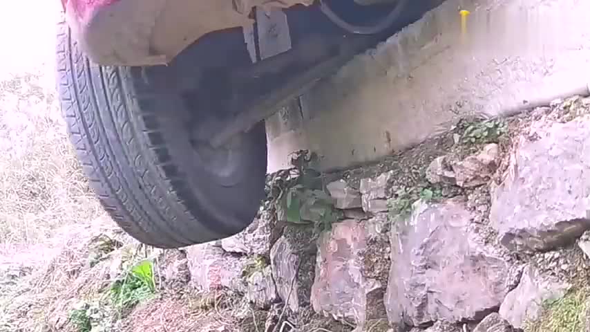 前轮掉下马路牙子，该如何自救，谁知道怎么办|汽车资讯|汽车视频_新浪新闻