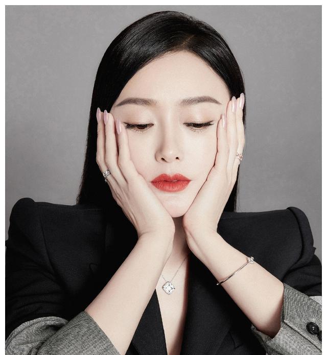 秦岚气场绝了,纯色裙穿得腰线都没有,可配黑发红唇让人望而生畏