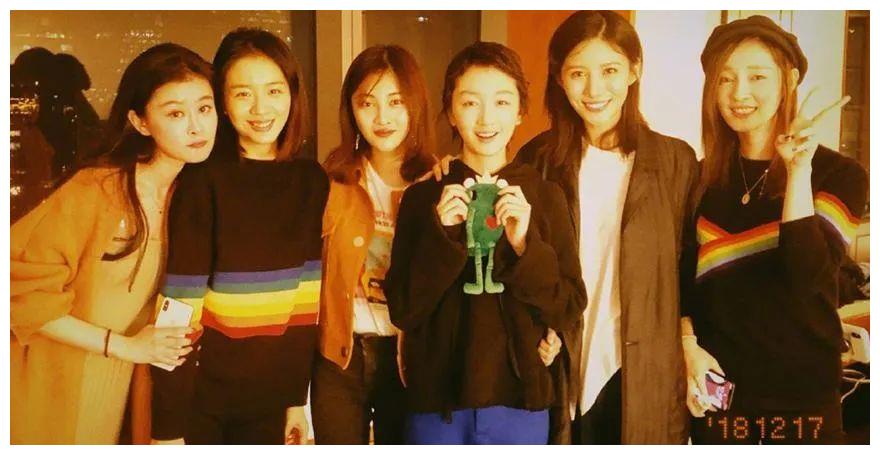 她是娜扎周冬雨同班同学,校花级美貌结果整残,今无戏可拍做直播