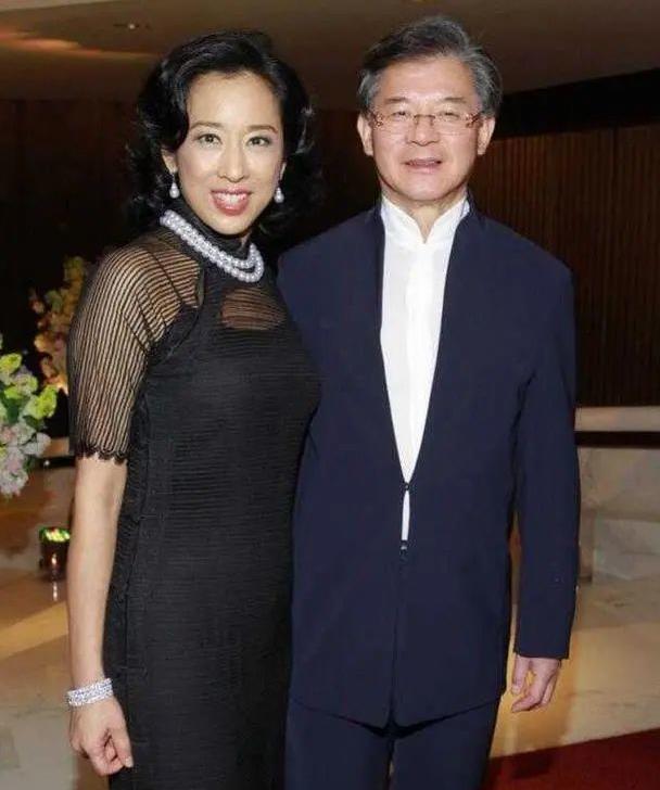 两嫁豪门的朱玲玲不一般,穿复古旗袍贵妇范十足,碾压身旁亲家母