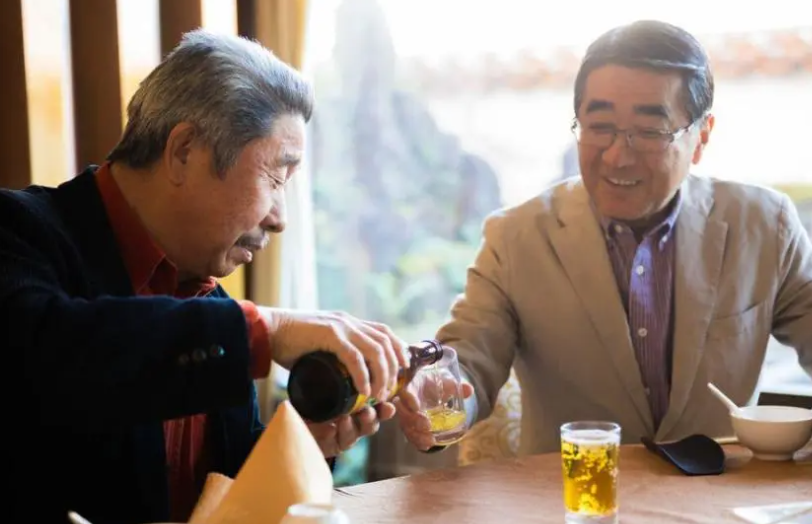 中老年人慎重选择酒类饮品，建议“三不喝”，对身体更有好处
